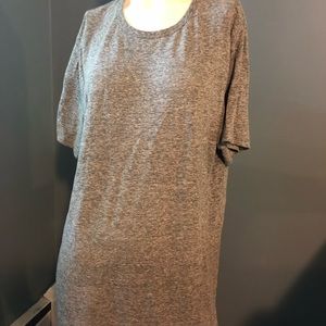 Men’s gray tee shirt